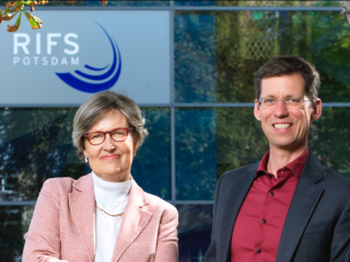 Doris Fuchs und Mark Lawrence stehen vor der verspiegelten Fassade des RIFS